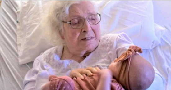 98-year-old Kentucky woman with over 230 great-great-grandchildren embraces her great-great-great-grandchild for the first time in amazing photo with 6 generations in it