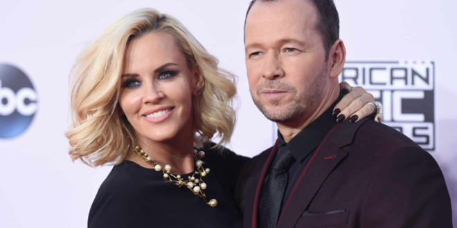 Donnie Wahlberg Hands Single Parent Stunning Tip At IHOP – Tells Her “Open It When We Leave”