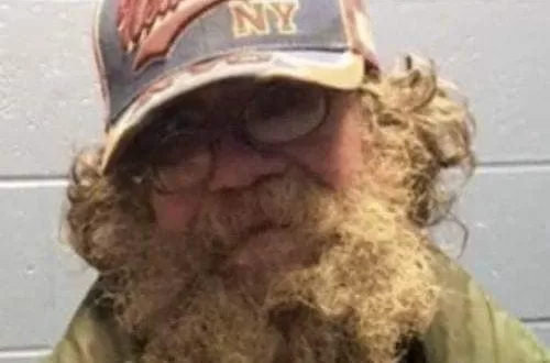When the elderly homeless man went to the police station to ask to take a shower, the police officers gave him a total makeover! View the first comment below👇👇